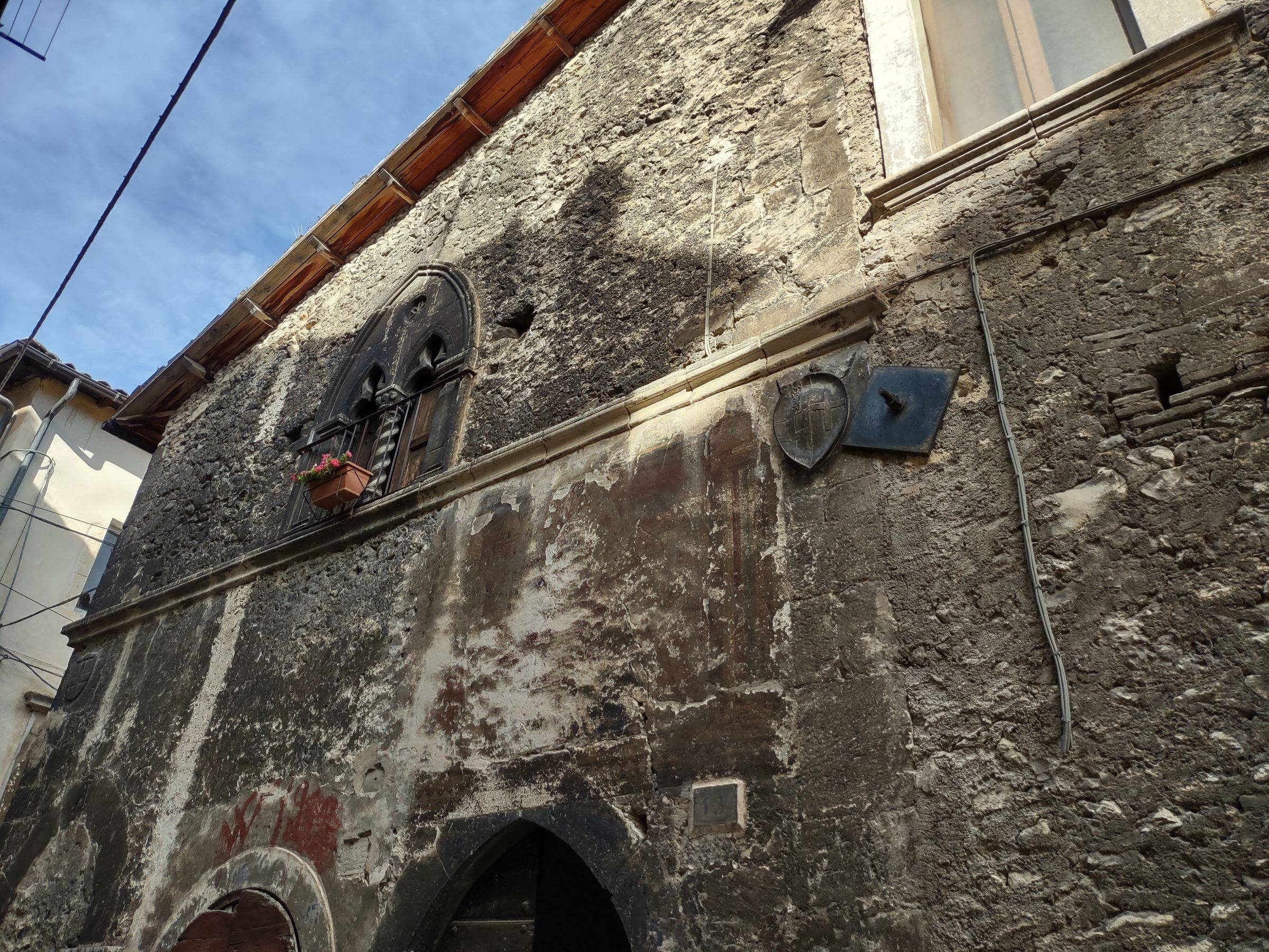 particolare della facciata di palazzo Simonetto con finestra bifora e stemma