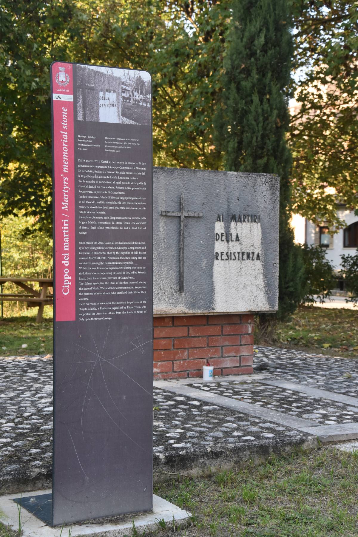 prospettiva dal lato del cippo