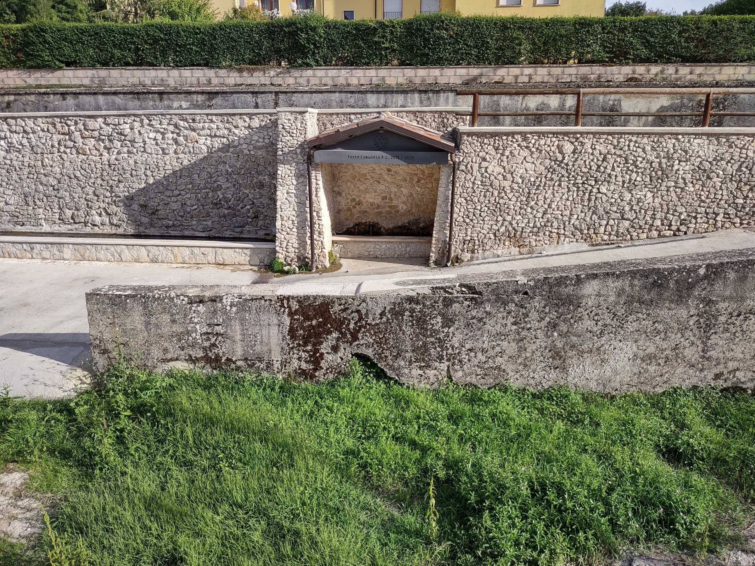 Vista del fontanile comunale dal ponte sul "riaccio"