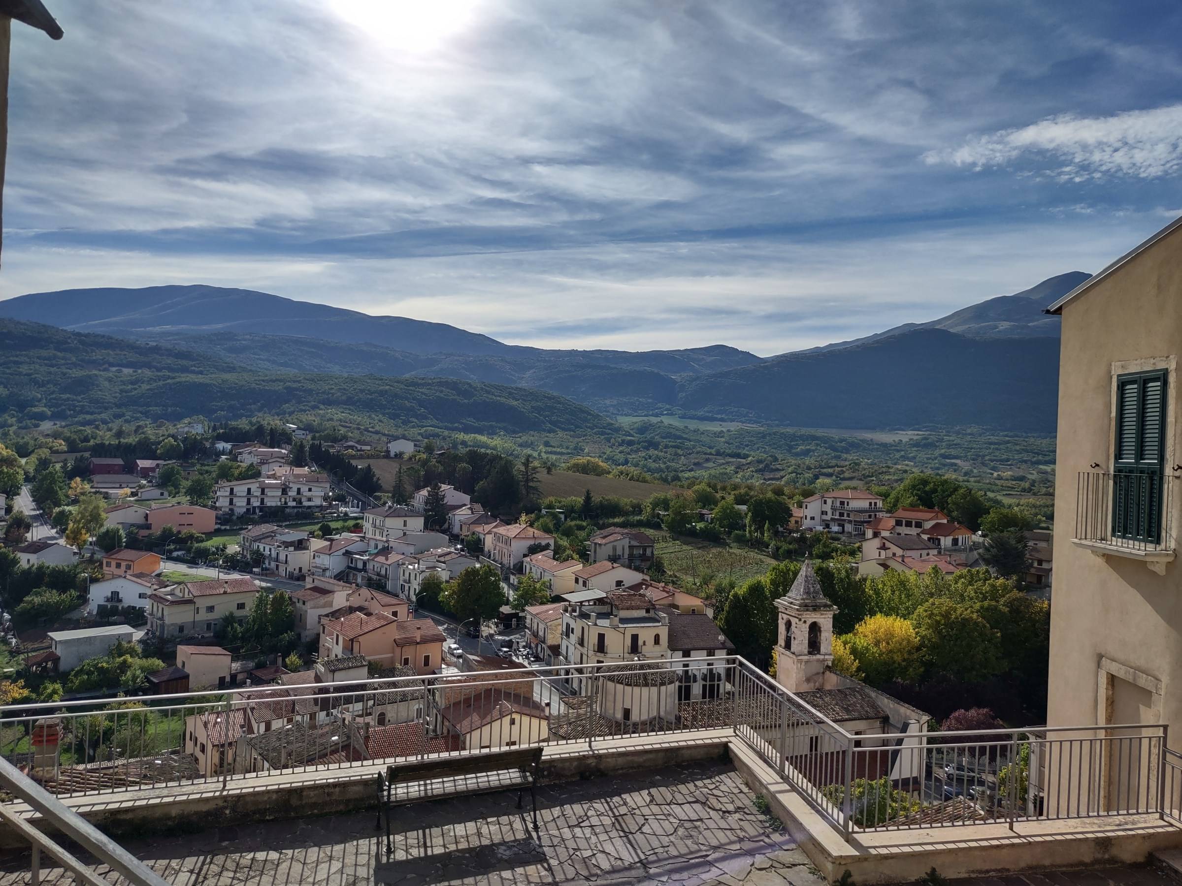 davanti la torre normanna è presente un belvedere accessibile dove è possibile sostare