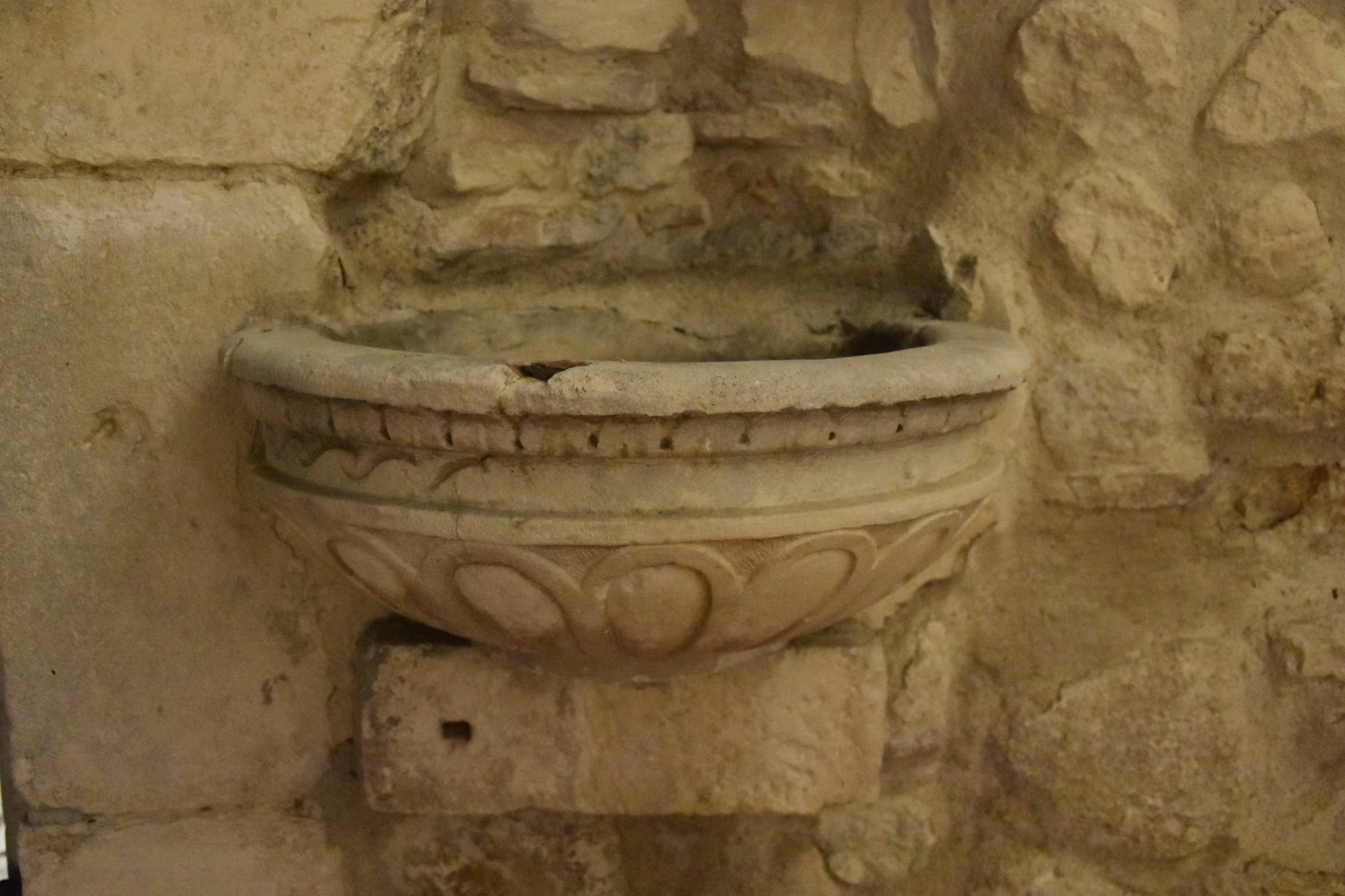 dettaglio di una della acquasantiere