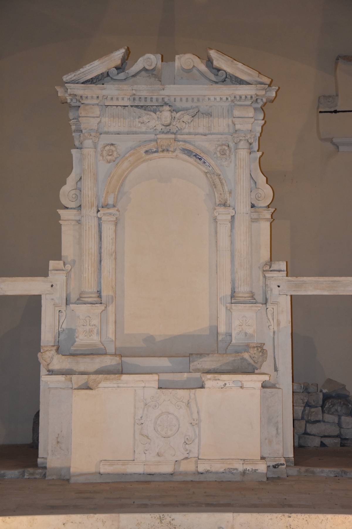 foto in notturna dell'altare principale della chiesa