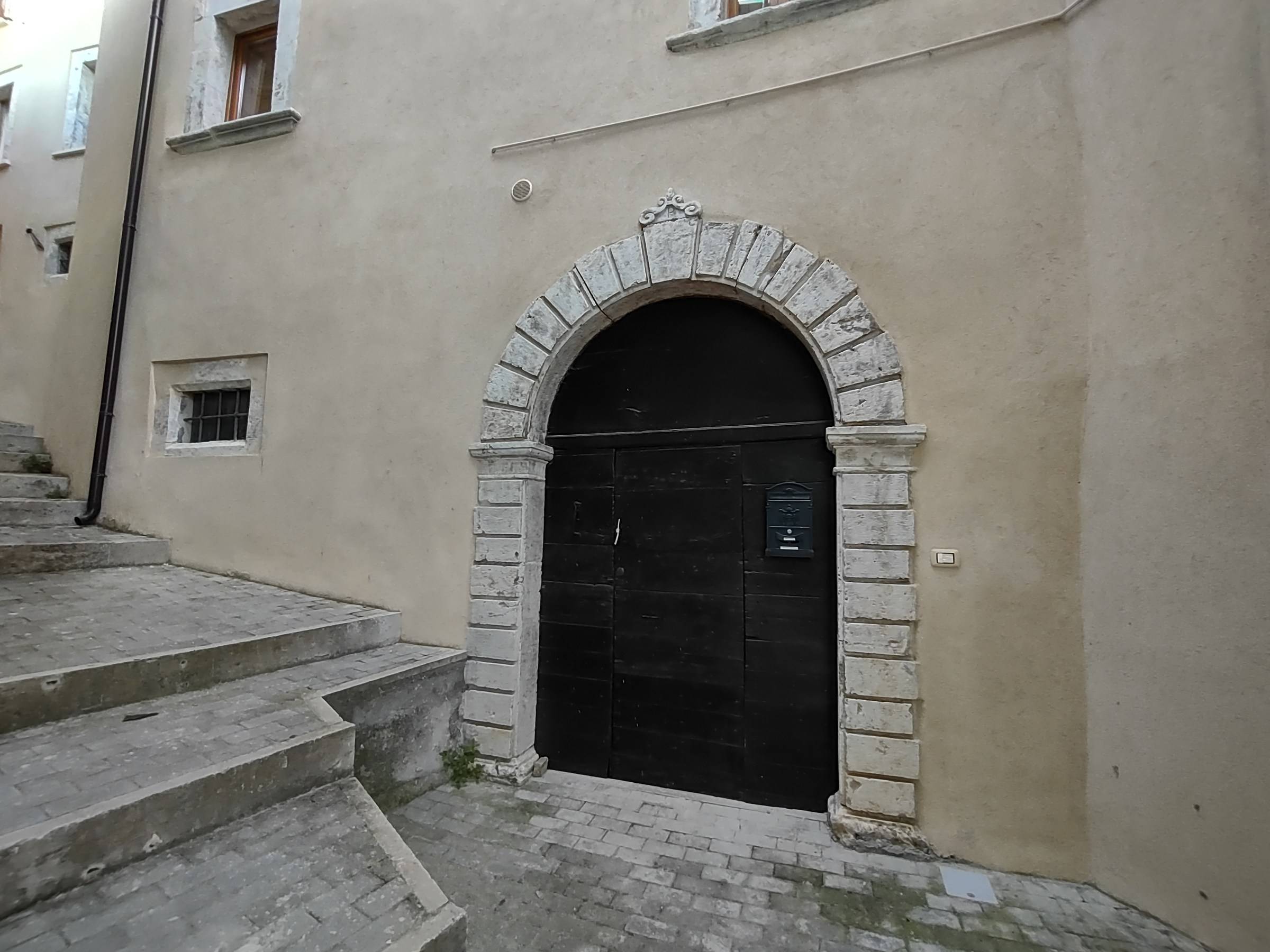 Portone frontale di palazzo gentile