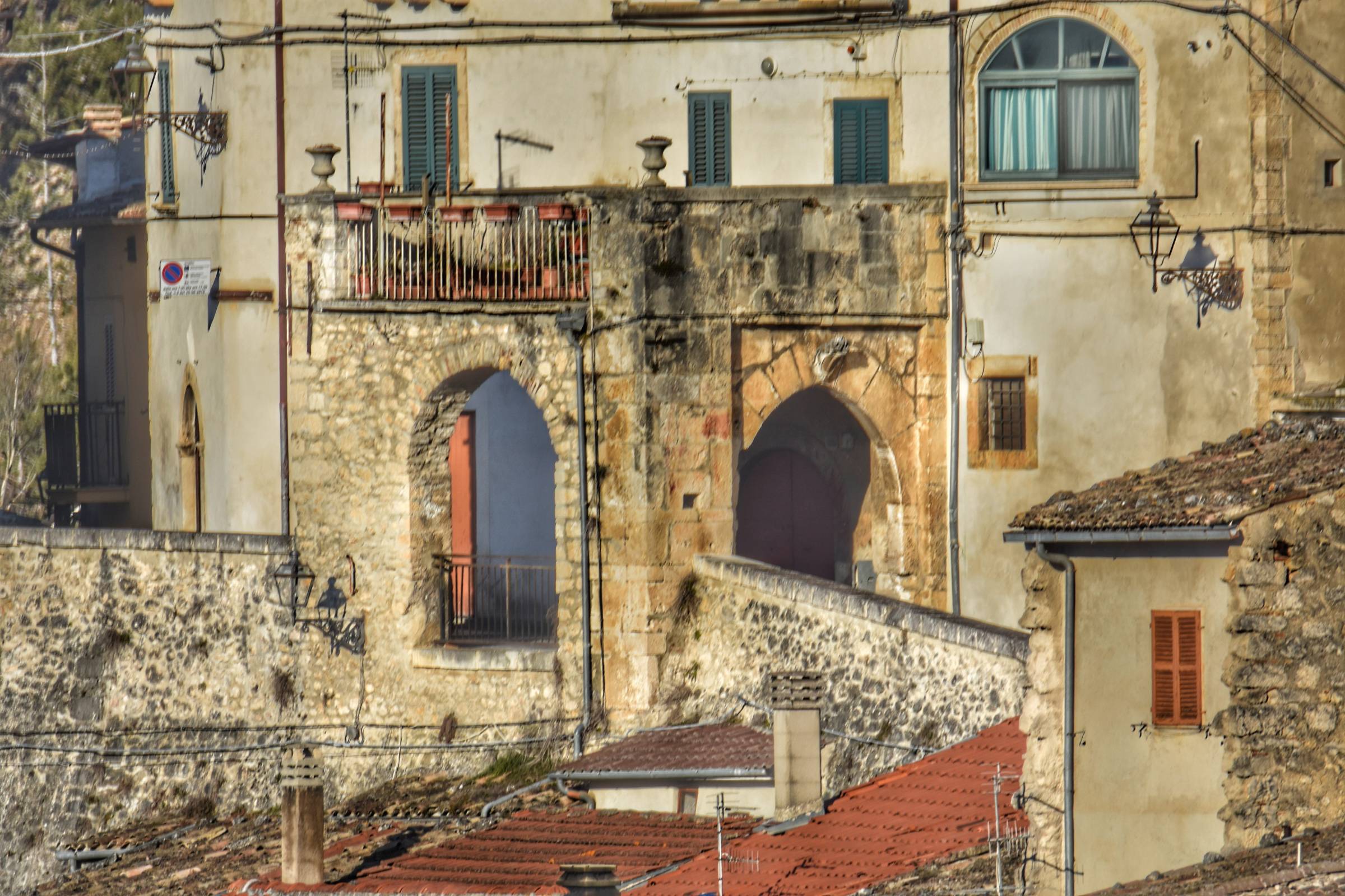 Porta Urbica, foto di lato dalla distanza