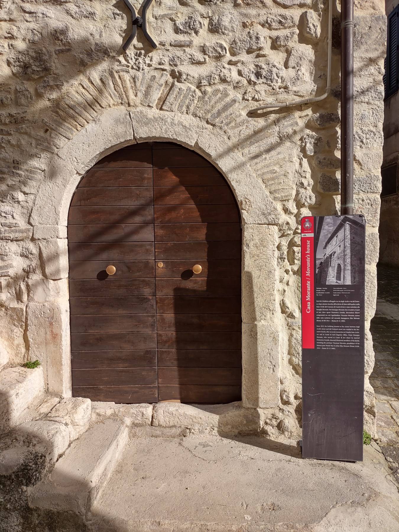 particolare dell'ingresso di Casa Morante