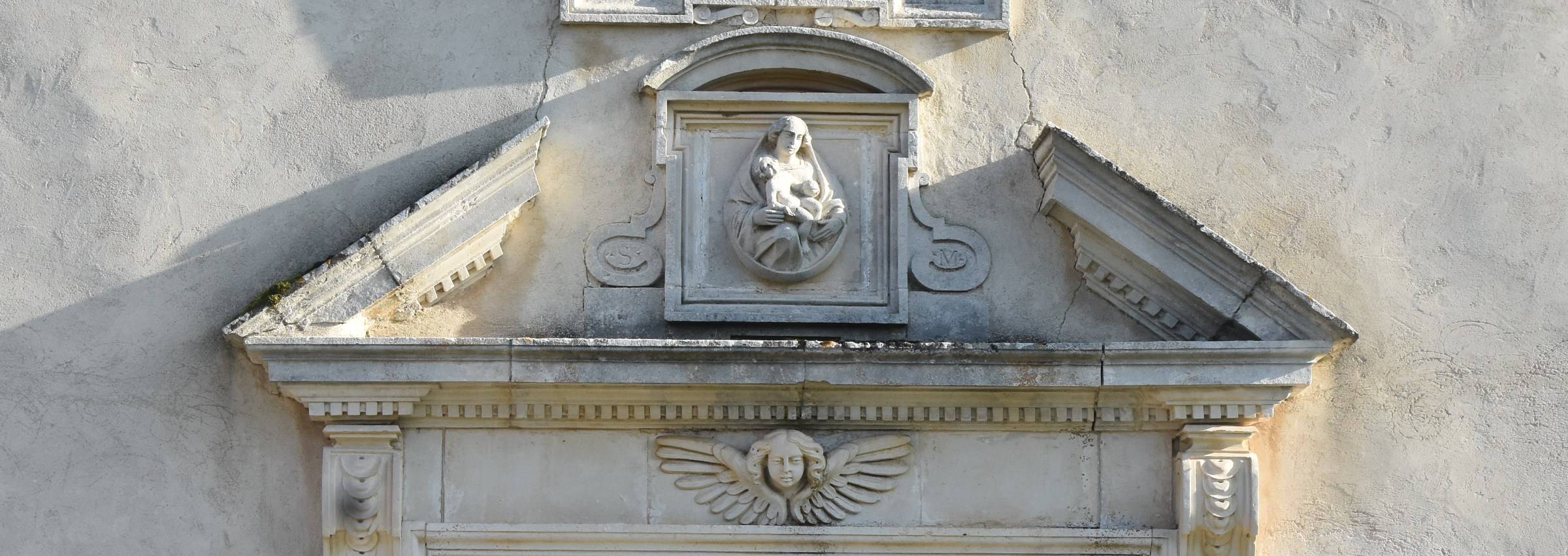 particolare delle decorazioni sull'architrave della porta d'ingresso