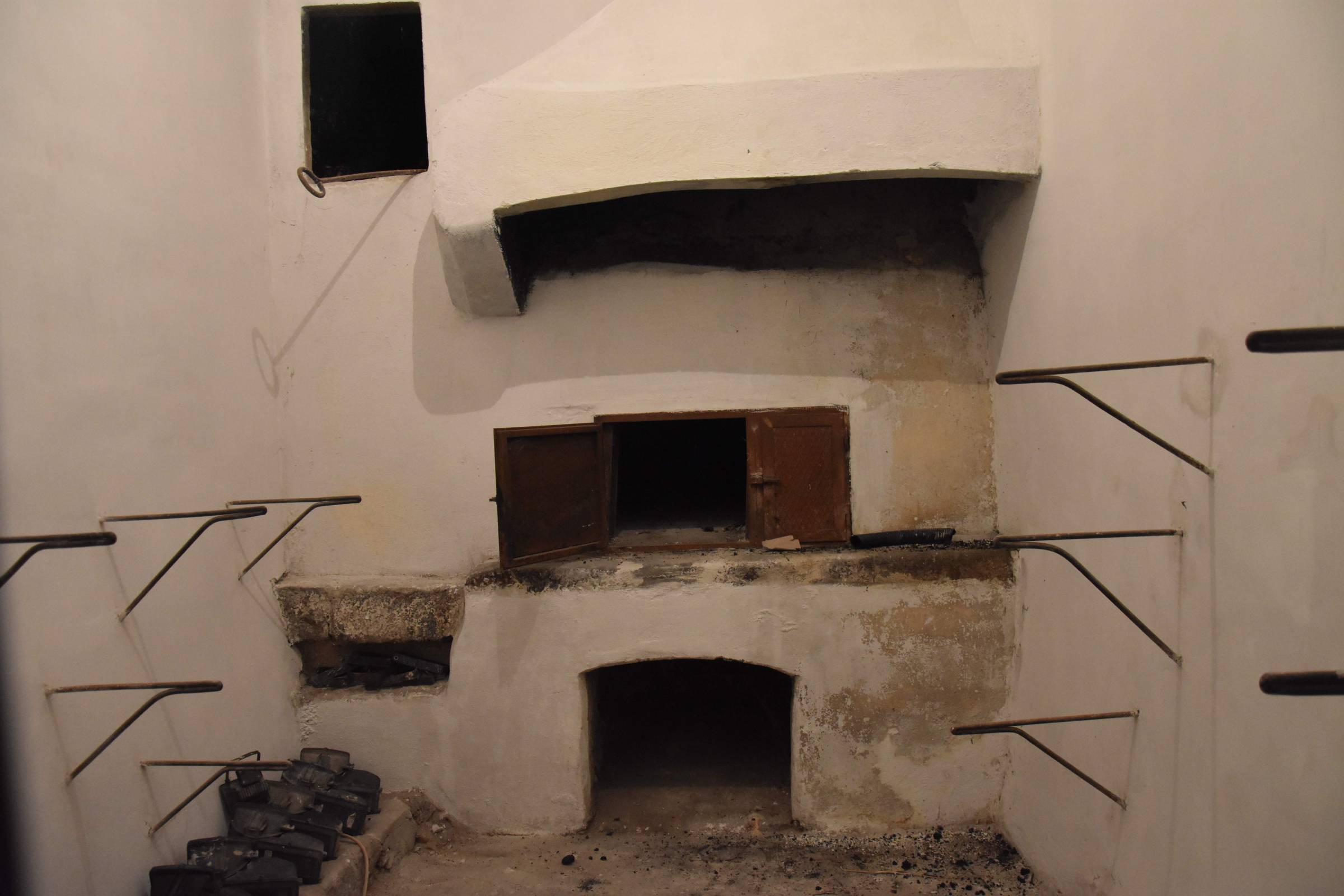 foto in notturna degli interni del forno comunale