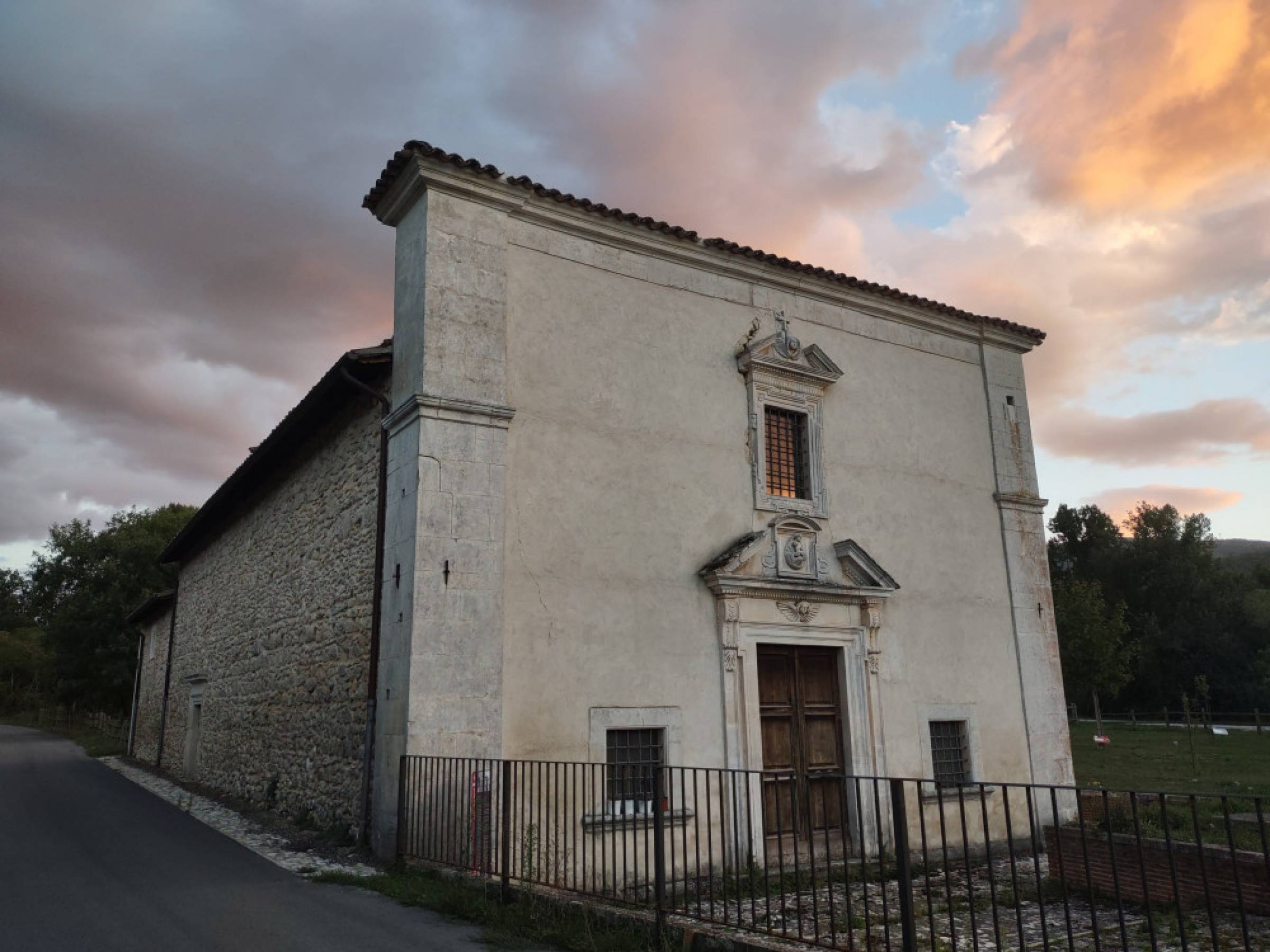 suggestivo panorama con la chiesa al tramonto