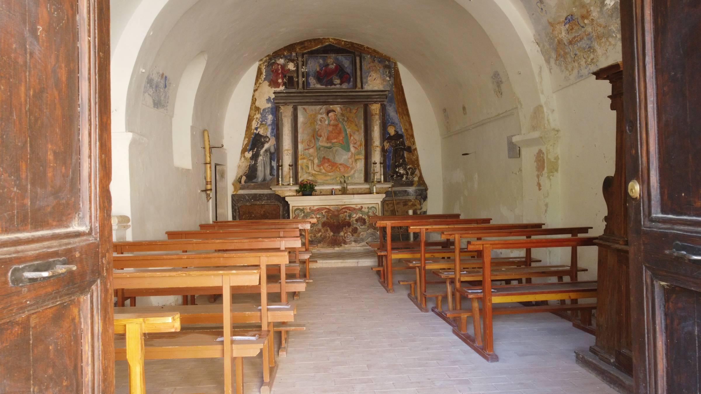 vista dell'interno della chiesa e del suo affresco