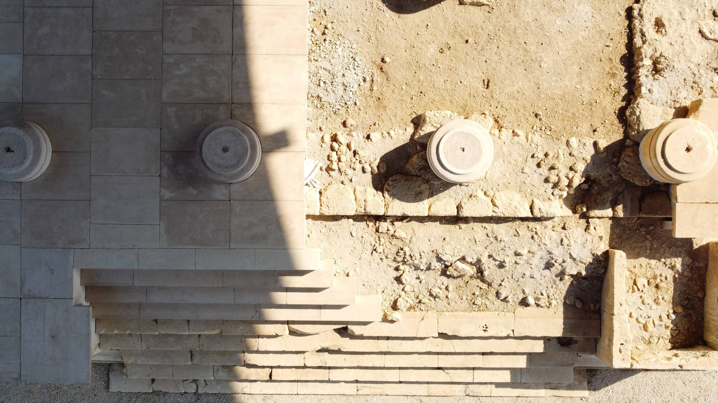 vista dall'alto delle colonne e del basamento templare