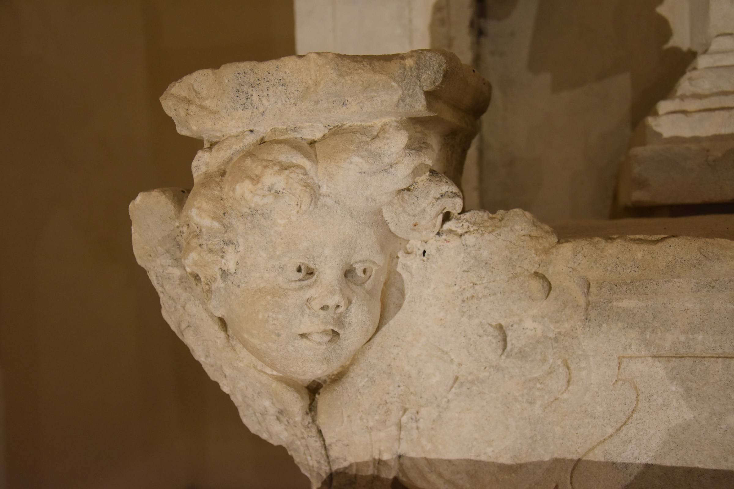particolare di una delle teste d'angelo presenti sull'altare