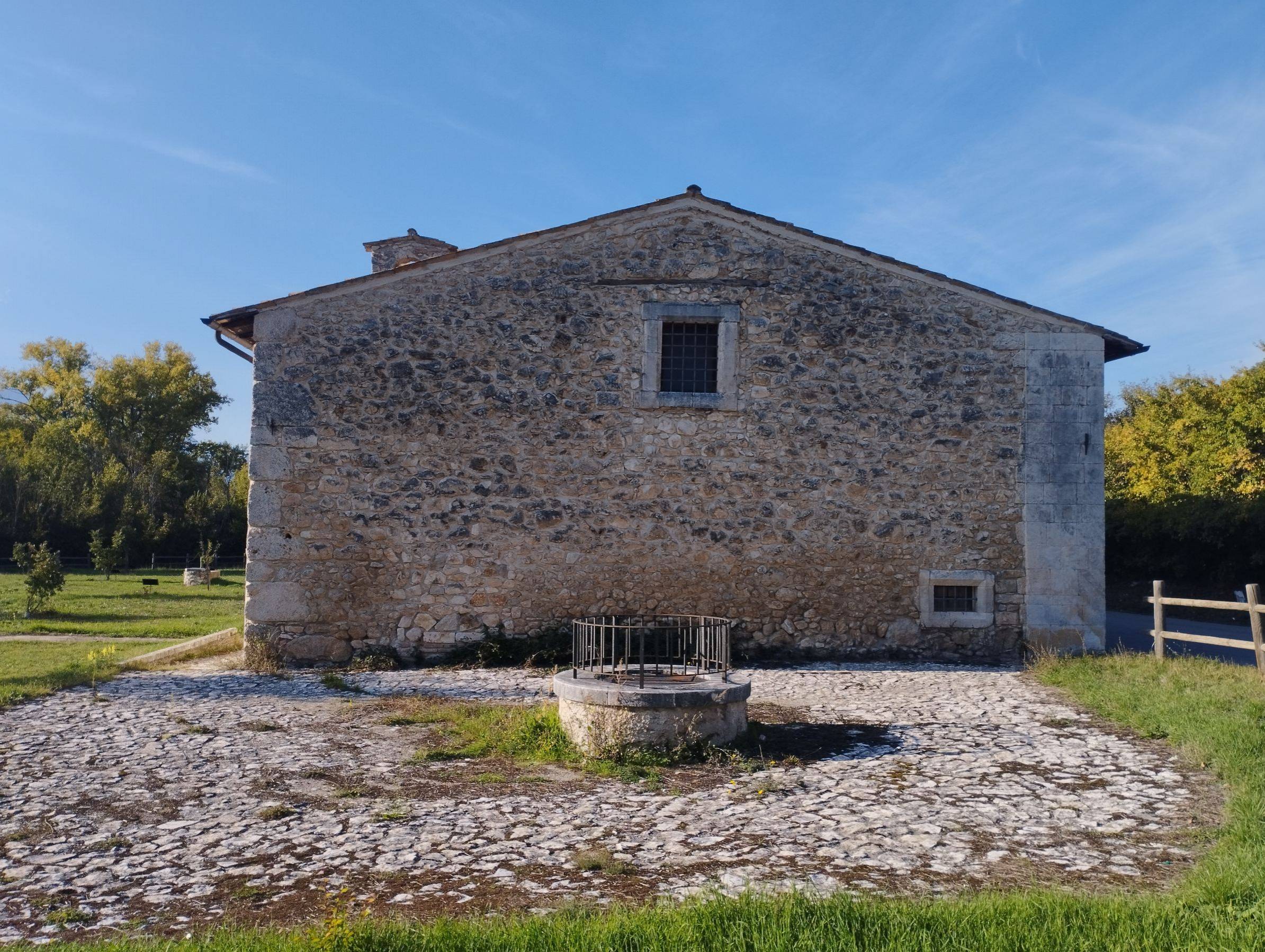 vista del pozzo situato dietro la chiesa