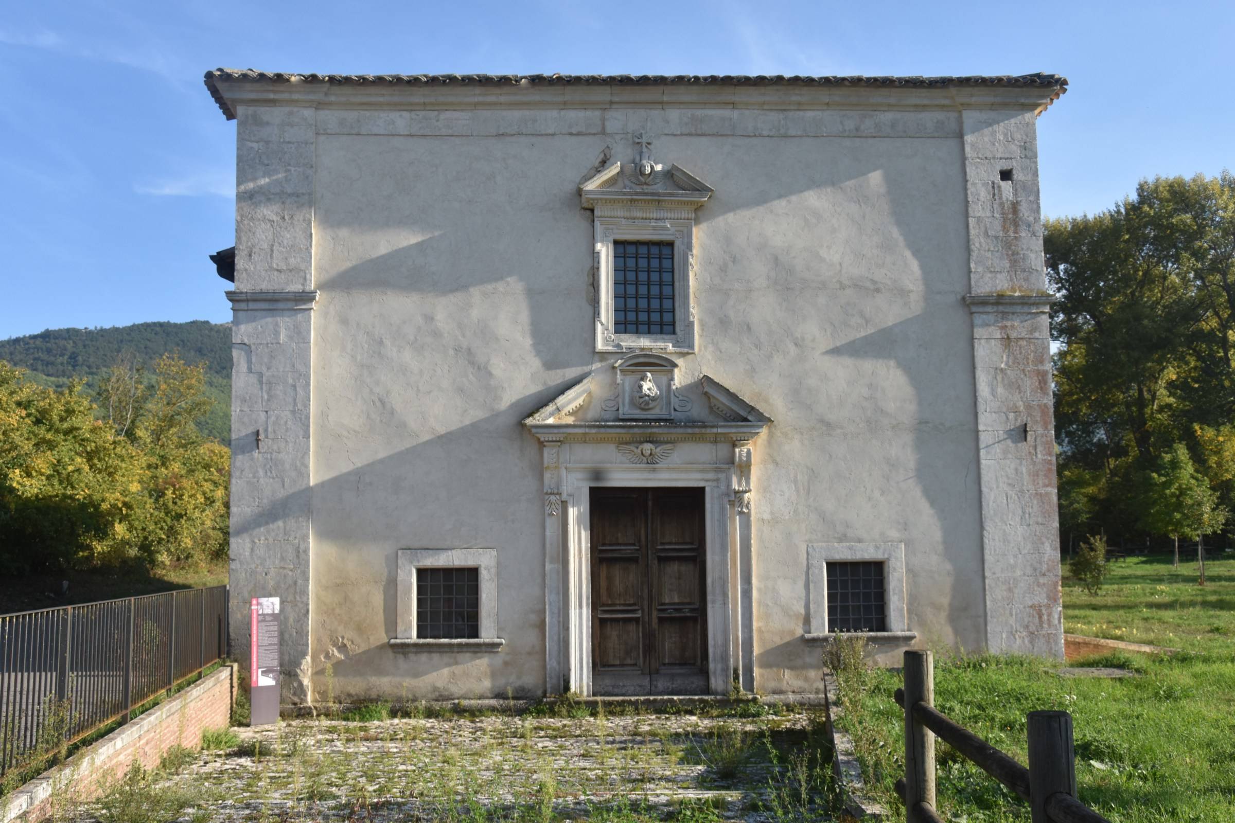Vista frontale della chiesa romanica della Madonna del soccorso